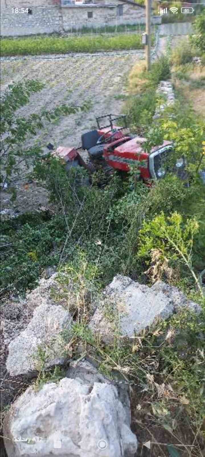 Isparta'da traktör devrildi: 1 ölü