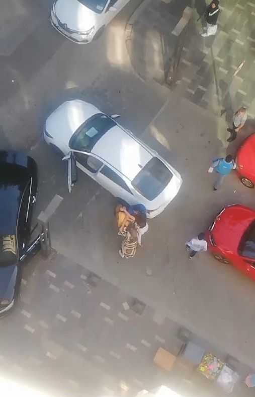 Kadınların yol verme kavgası görenleri hayrete düşürdü