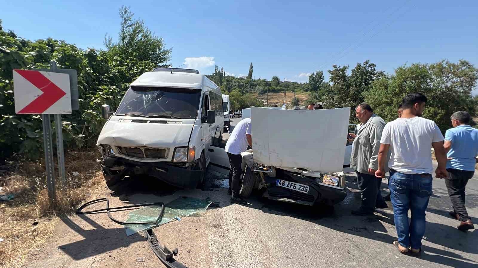 Kahraman doktor kaza yerinde durup yaralılara ilk müdahaleyi yaptı