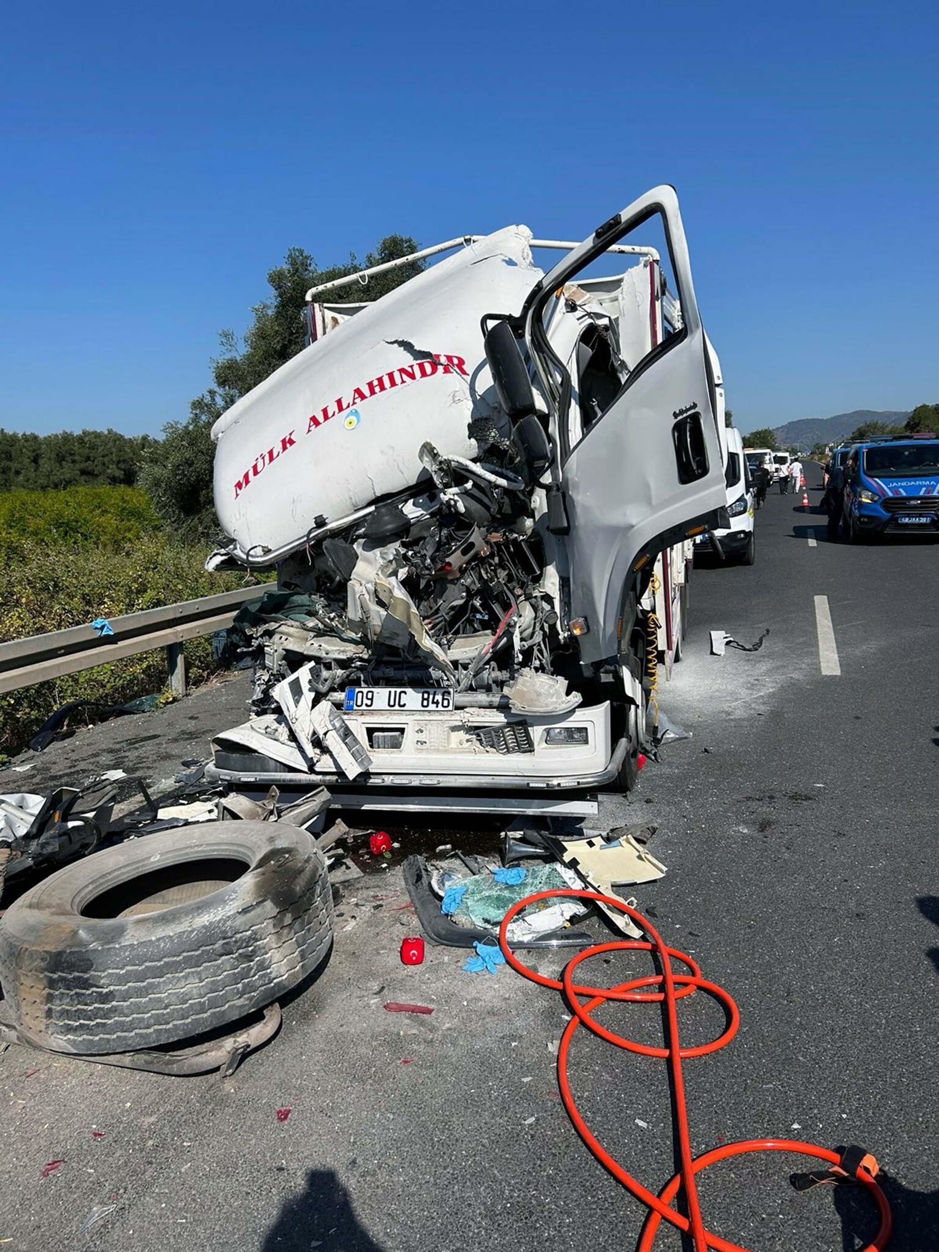 Kamyon, TIR'a arkadan çarptı; 2 ölü