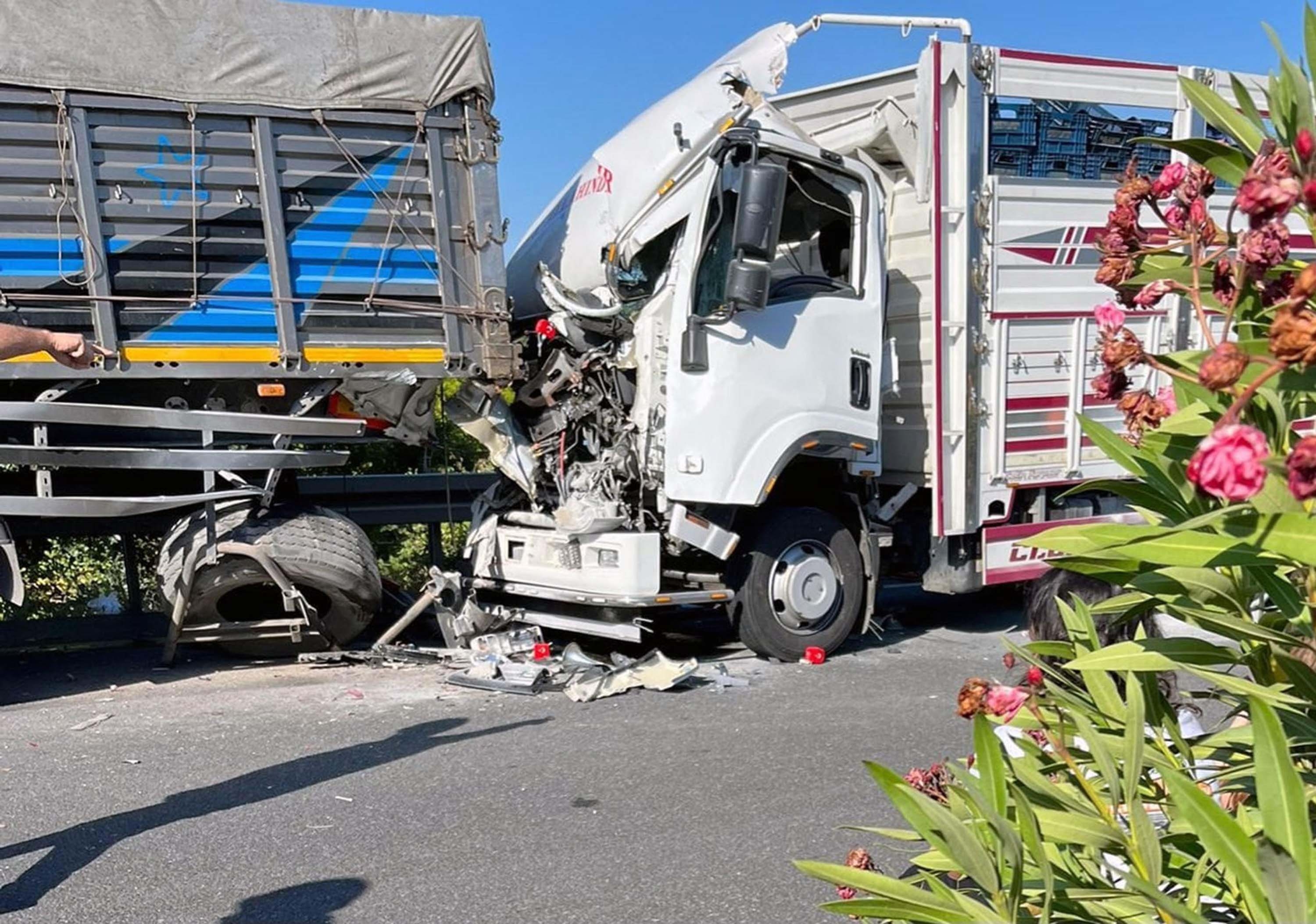 Kamyonun TIR'a çarptığı 2 kişinin öldüğü kaza; motosiklet sürücüsünün kask kamerasında