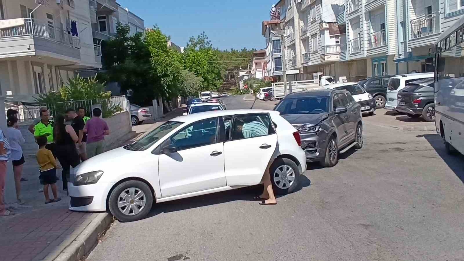 Kavşağa kontrolsüz giren otomobil kazaya sebep oldu