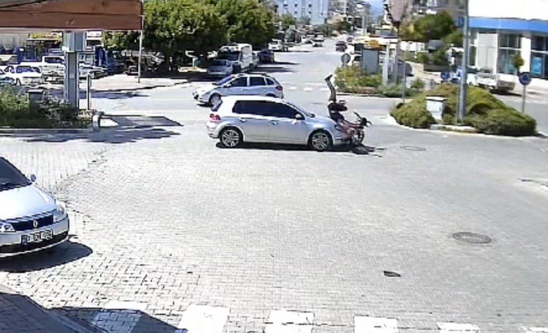 Kazada savrulan motosikletliye şemsiyeli koruma