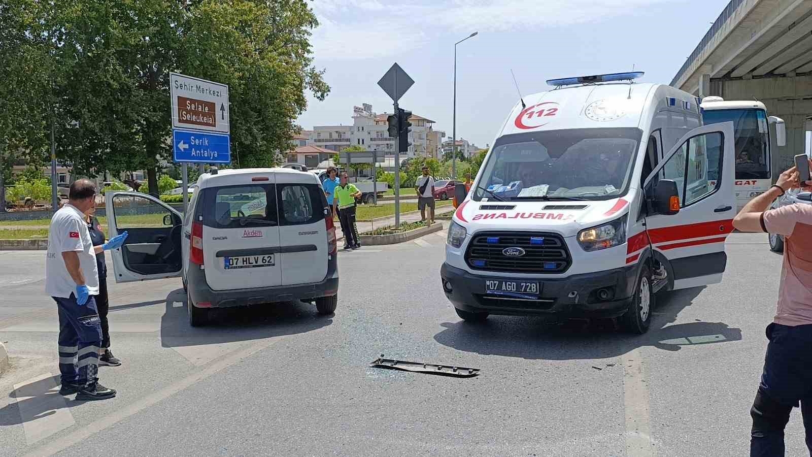 Kazaya giden ambulans kaza yaptı