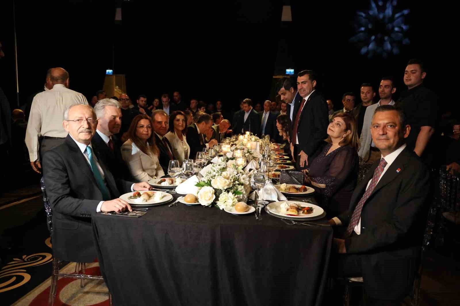Kemal Kılıçdaroğlu ve Özgür Özel, Adana'da nikah şahidi oldu