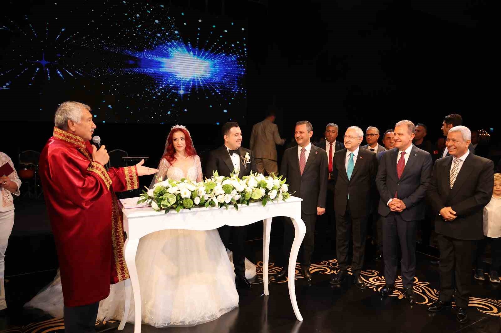 Kemal Kılıçdaroğlu ve Özgür Özel, Adana'da nikah şahidi oldu