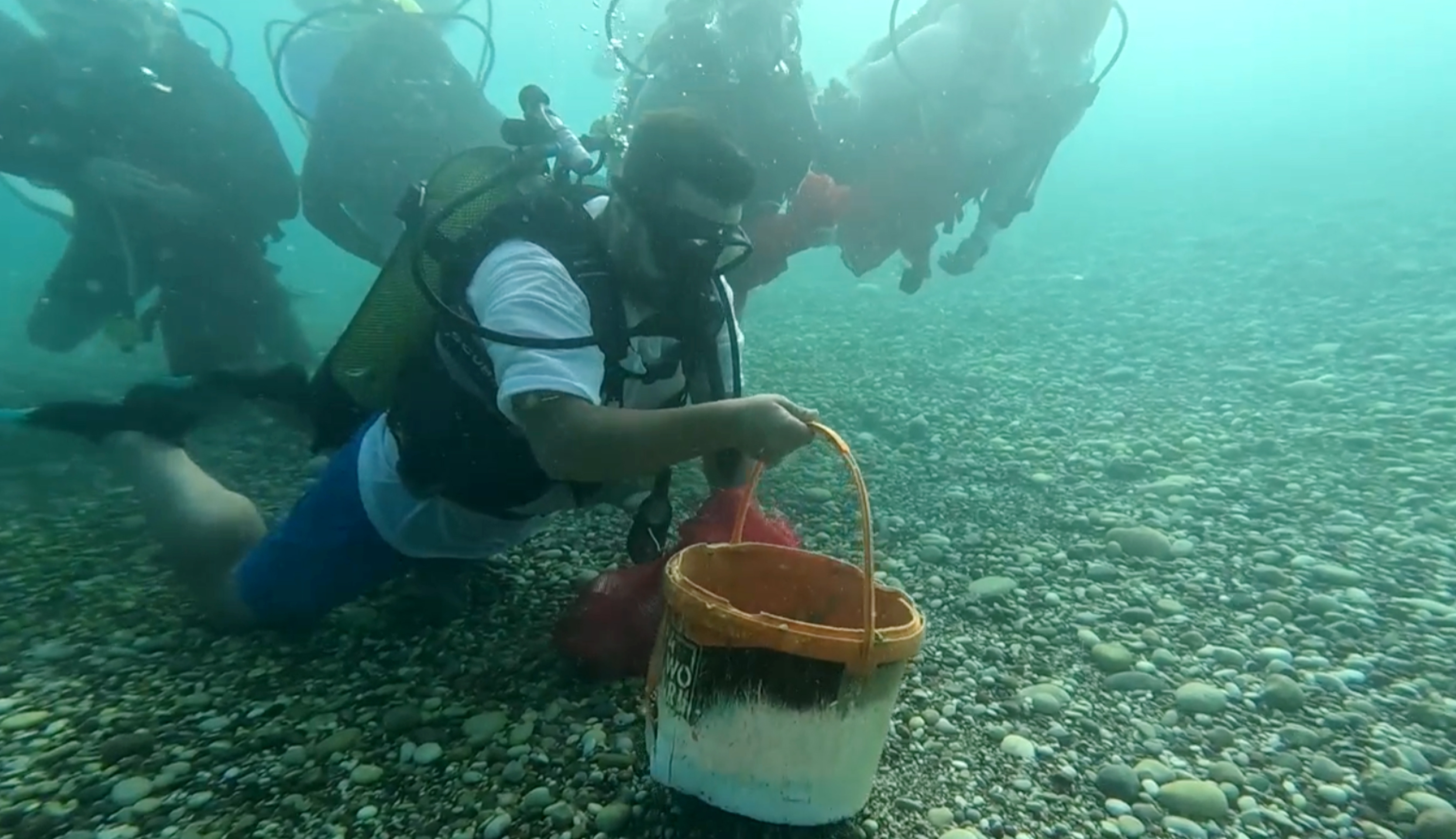 Konyaaltı Sahili'nde Deniz Temizliğinde Şaşırtan Buluntu: Taş Dolu Plastik Şişeler