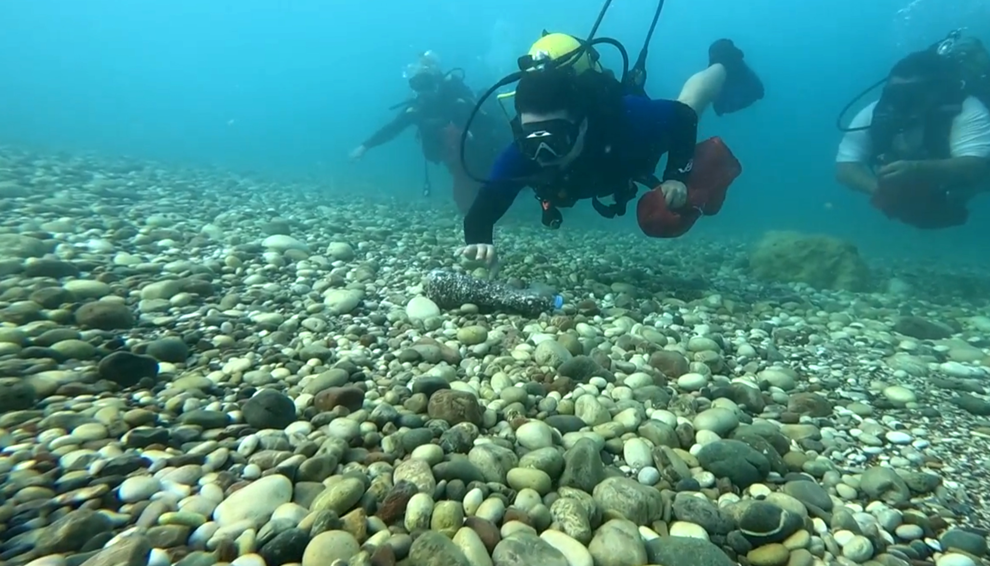 Konyaaltı Sahili'nde Deniz Temizliğinde Şaşırtan Buluntu: Taş Dolu Plastik Şişeler
