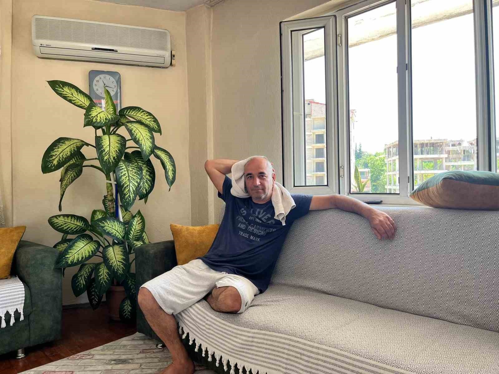 Kumruları rahatsız etmemek için 40 derece sıcakta evinde klima çalıştırmıyor