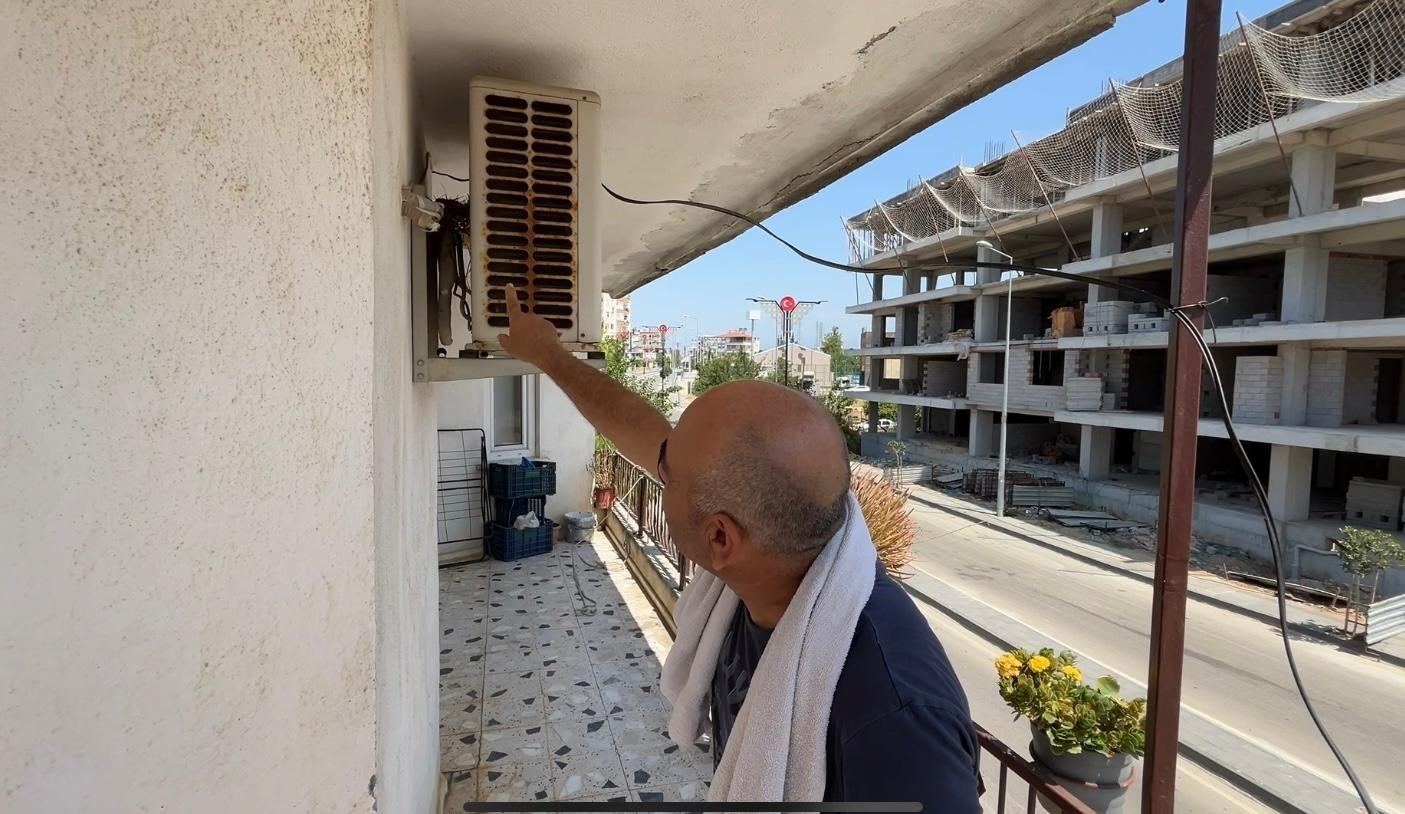 Kumruları rahatsız etmemek için 40 derece sıcakta evinde klima çalıştırmıyor