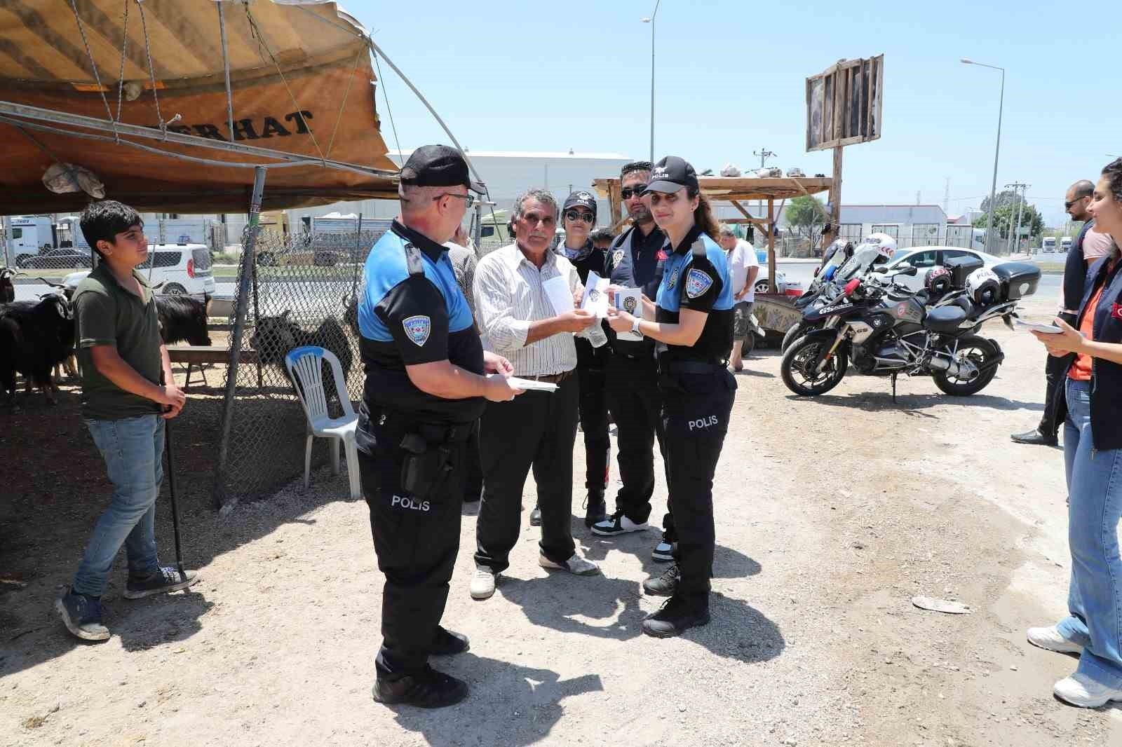 Mersin polisi kurbanlık satış alanlarında vatandaşları uyardı