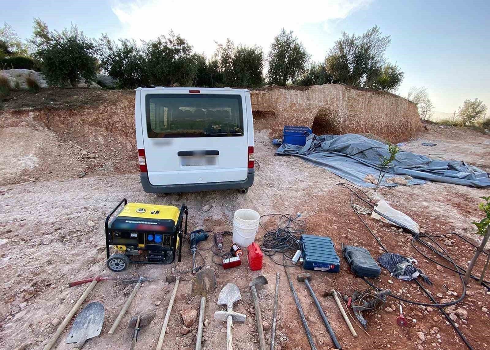 Mersin'de define aramak için kaçak kazı yapan 3 şüpheli yakalandı