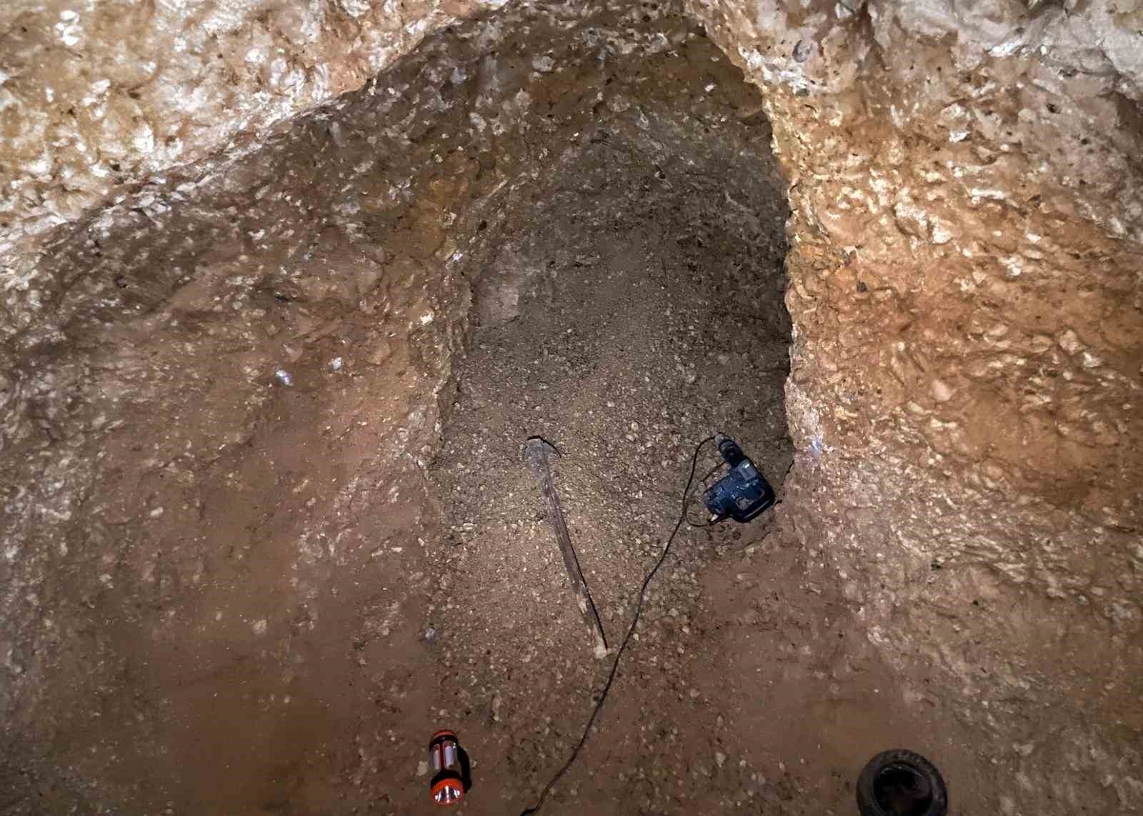 Mersin'de define aramak için kaçak kazı yapan 3 şüpheli yakalandı