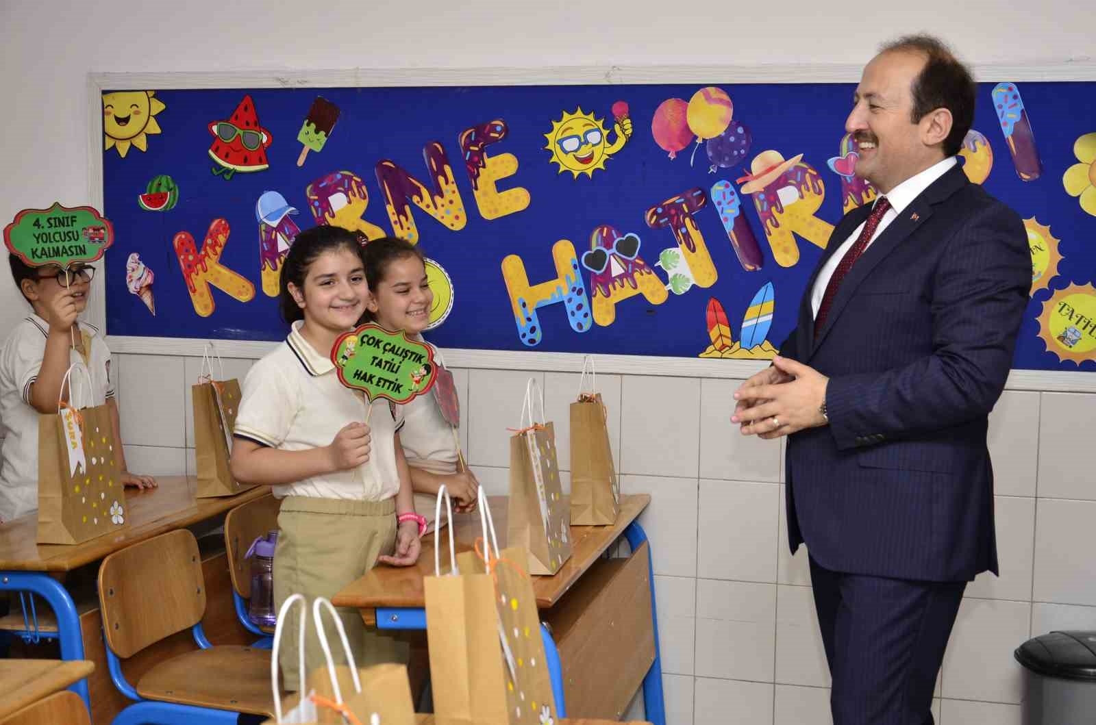 Mersin'de öğrenciler karne heyecanı yaşadı