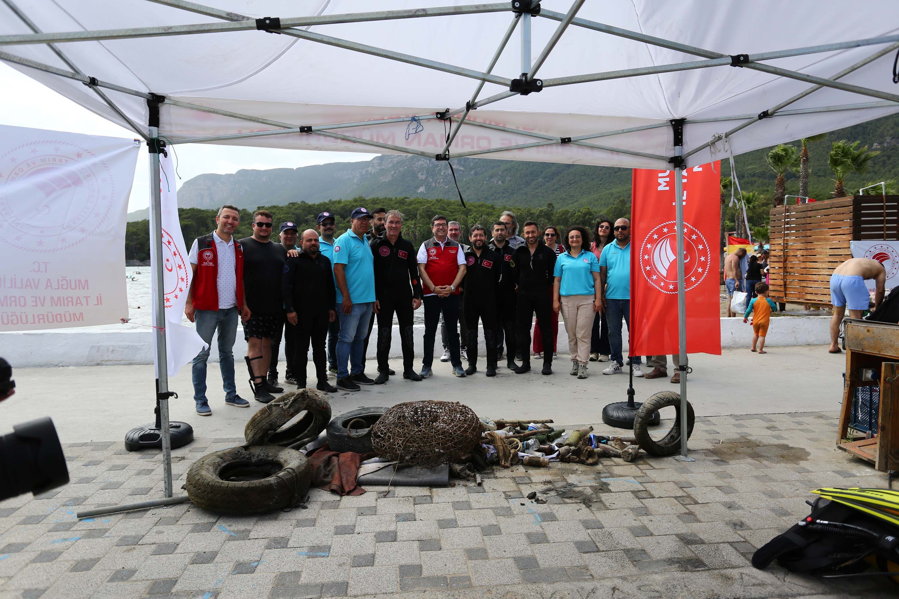 Muğla'da deniz dibinden 17 ton atık çıkarıldı