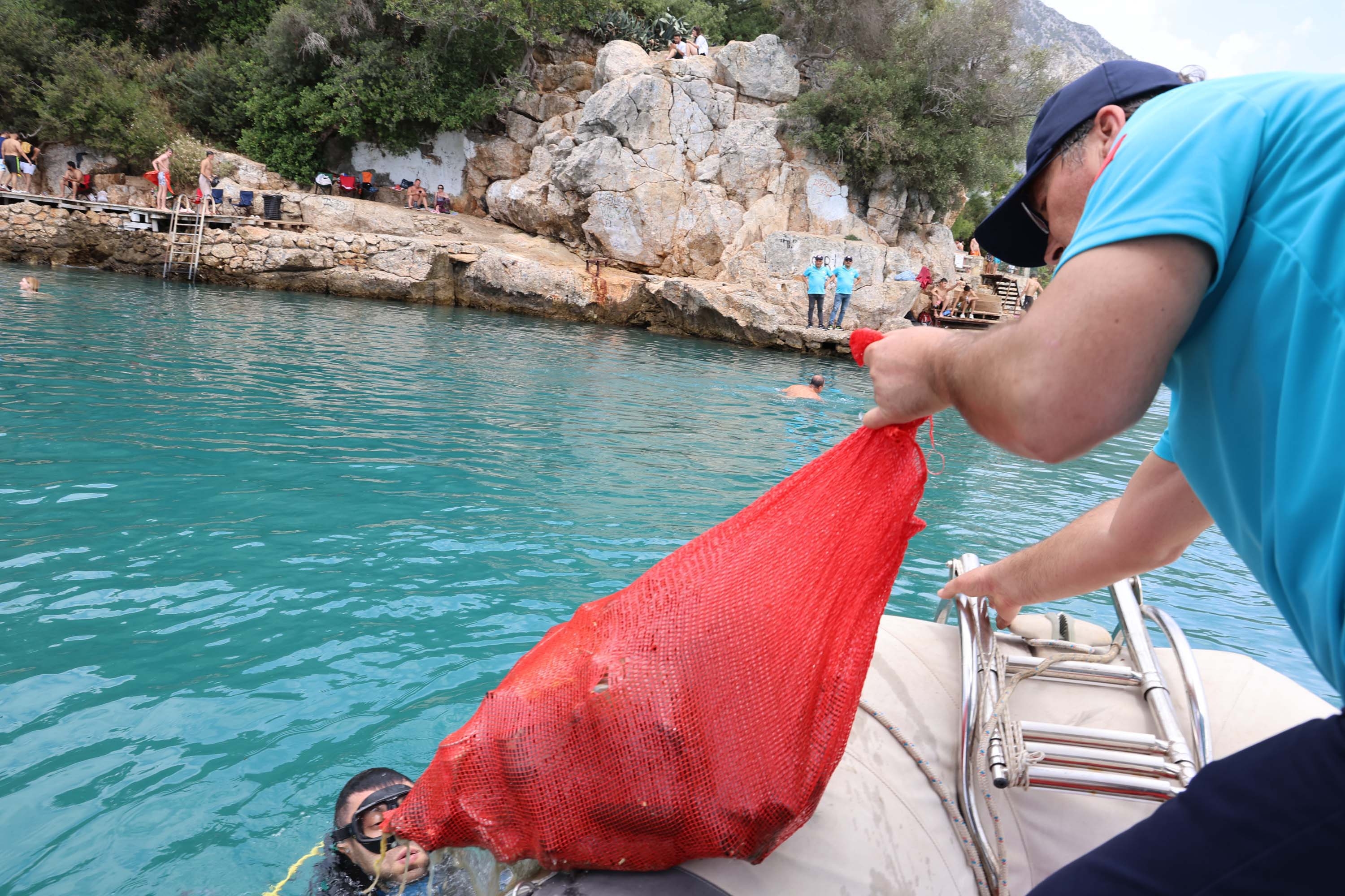 Muğla'da deniz dibinden 17 ton atık çıkarıldı