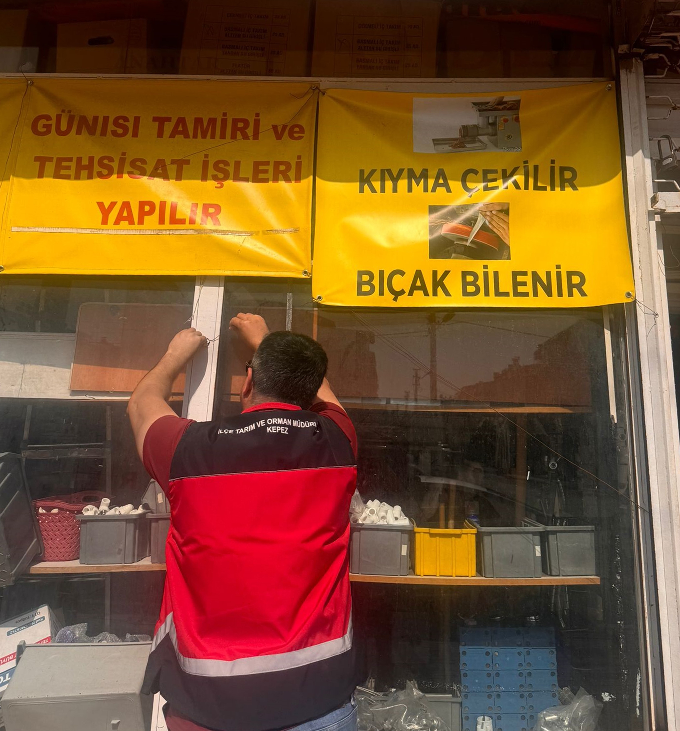 Nalburda 'kıyma çekilir' afişi