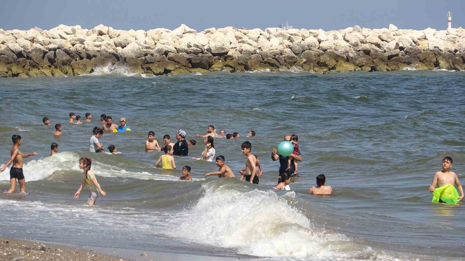 Nem oranı yüzde 75'lere ulaşırken, hissedilen hava sıcaklığı 35 dereceyi aştı
