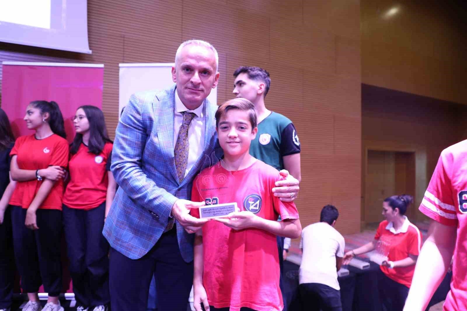 Okul sporlarının 'Altın Çocukları' ödüllendirildi