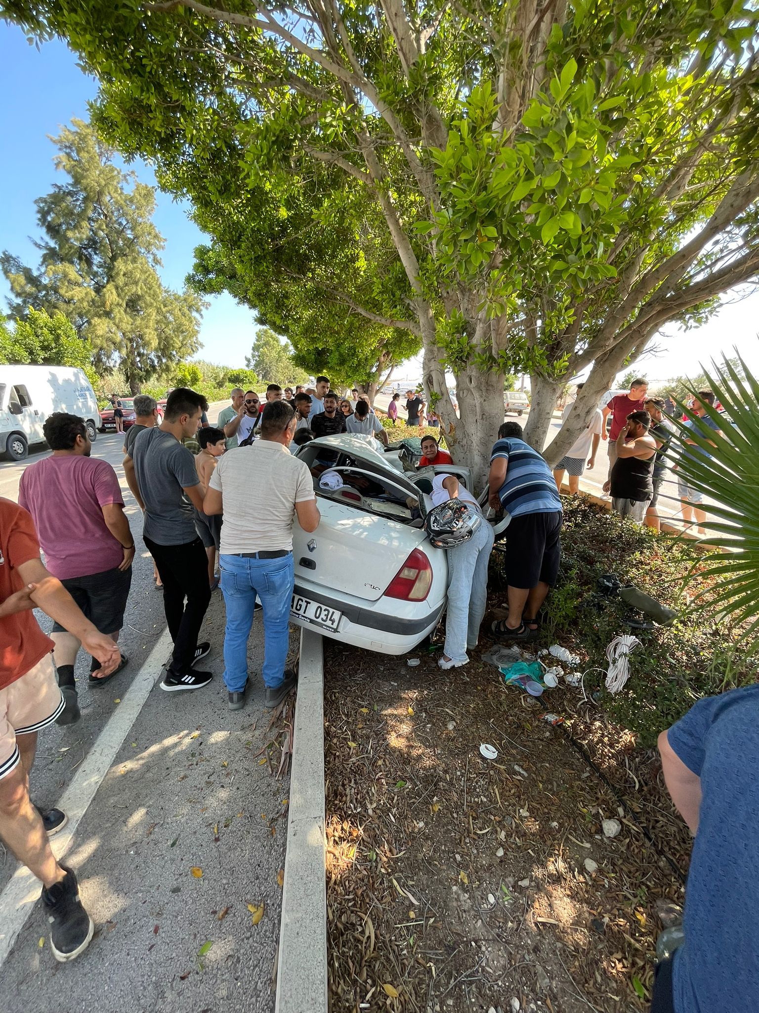 Otomobil ağaca çarptı; baba, eşi ve kızı öldü, oğlu yaralandı