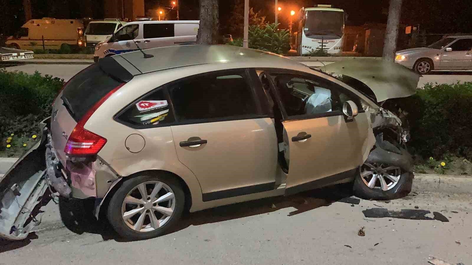 Otomobil park halindeki araçlara ve refüjdeki ağaca çarptı: 2 yaralı