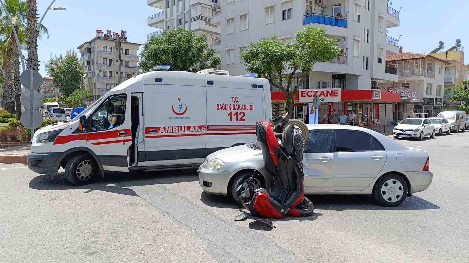 Otomobile çarpan motosiklet amuda kalkarak durdu: 2 yaralı