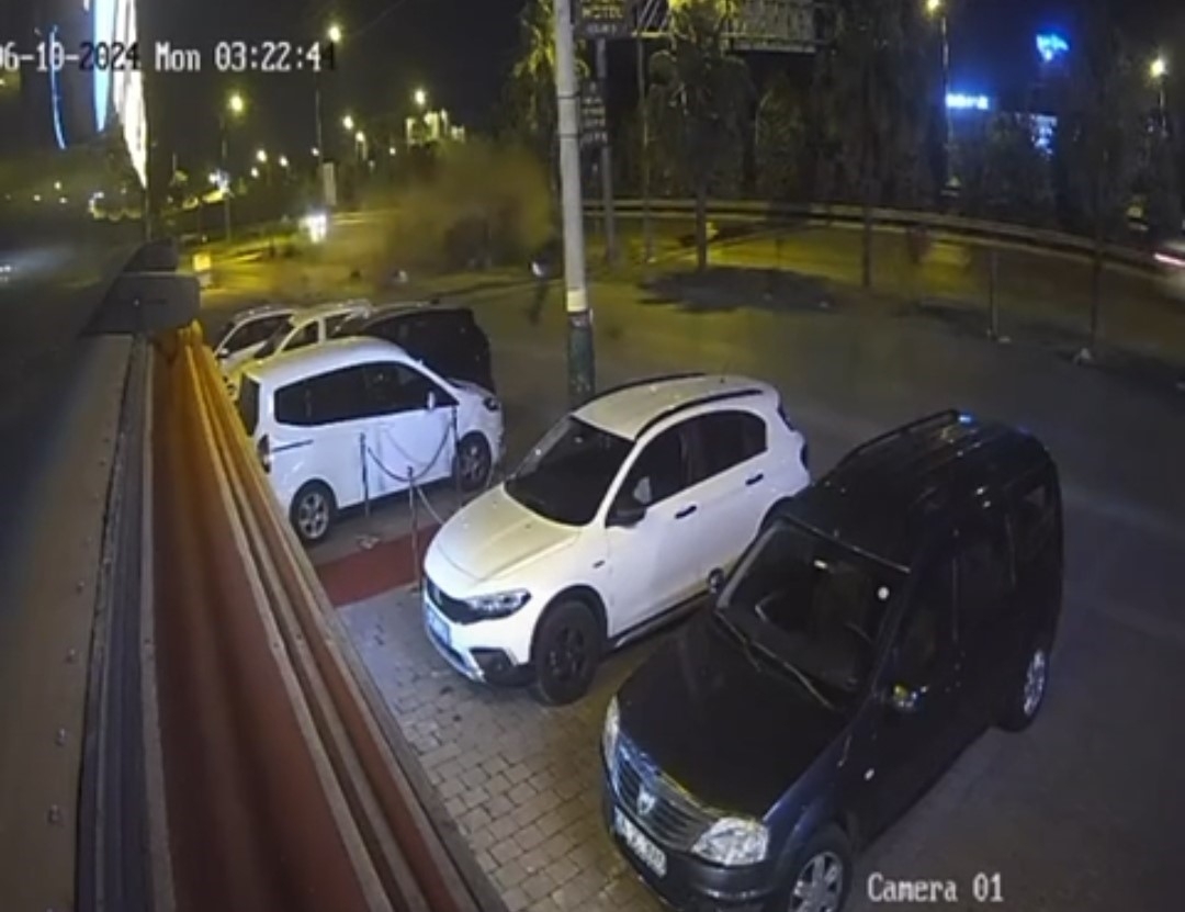Otomobilin ikiye ayrıldığı kazanın güvenlik kamerası görüntüleri ortaya çıktı