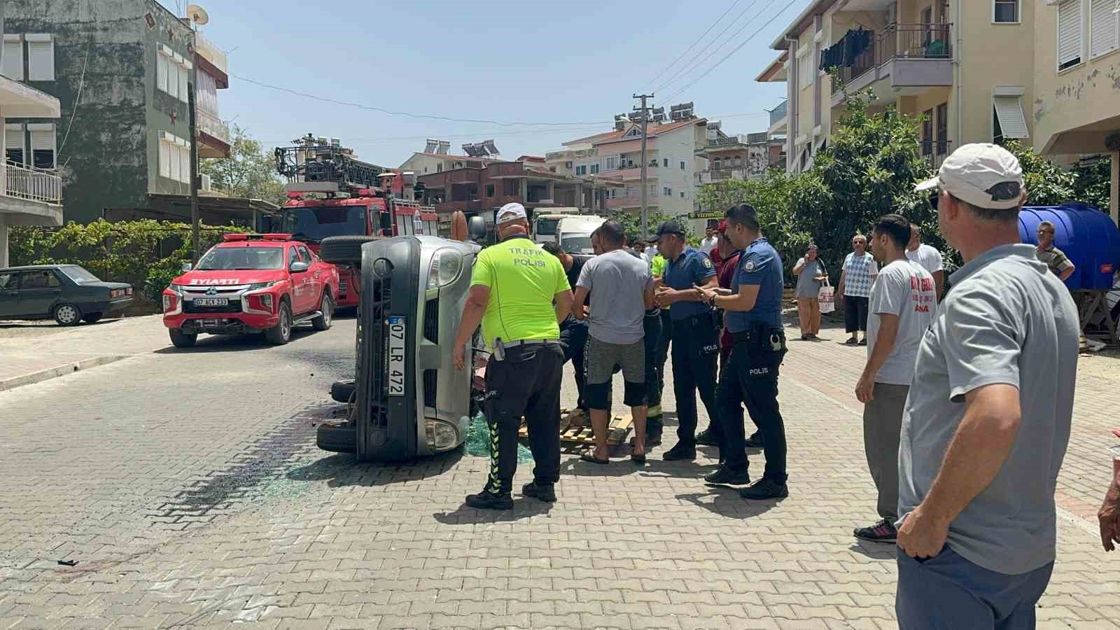 Otomobille hafif ticari araç çarpıştı, sıkışan sürücüyü itfaiye ekipleri kurtardı
