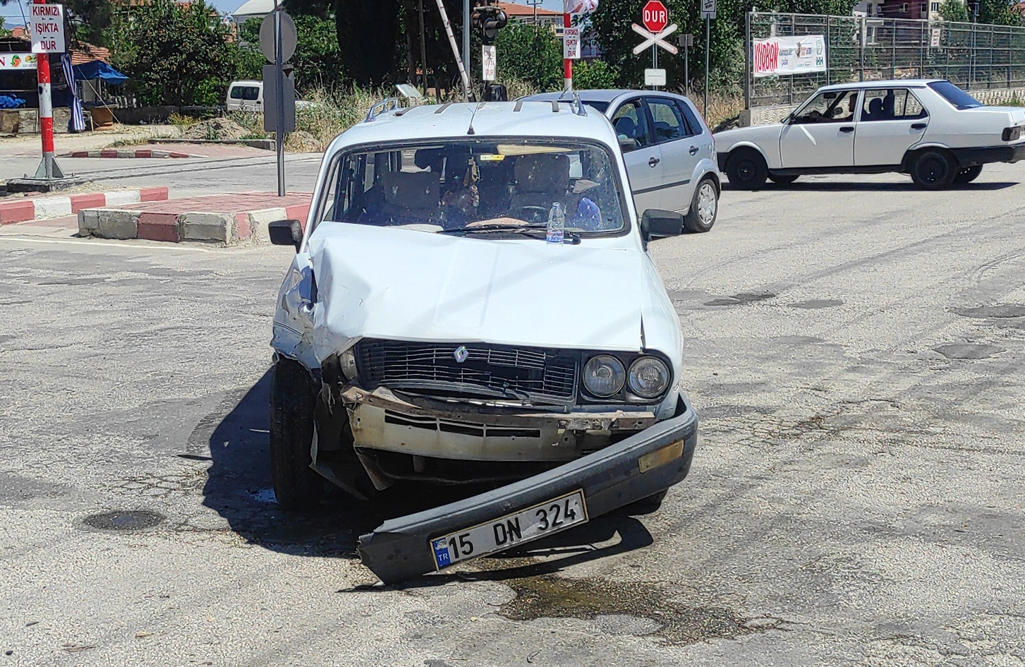 Otomobille minibüs çarpıştı: 3 yaralı