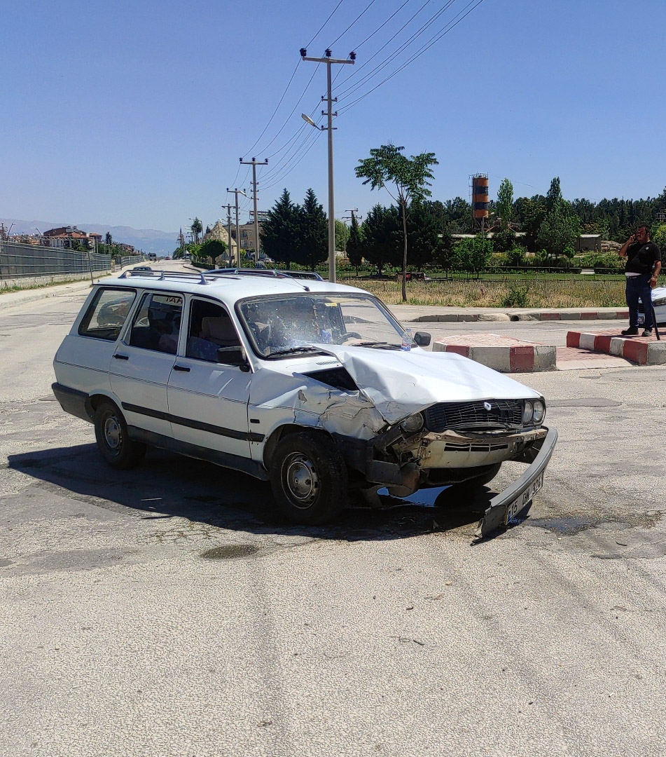 Otomobille minibüs çarpıştı: 3 yaralı