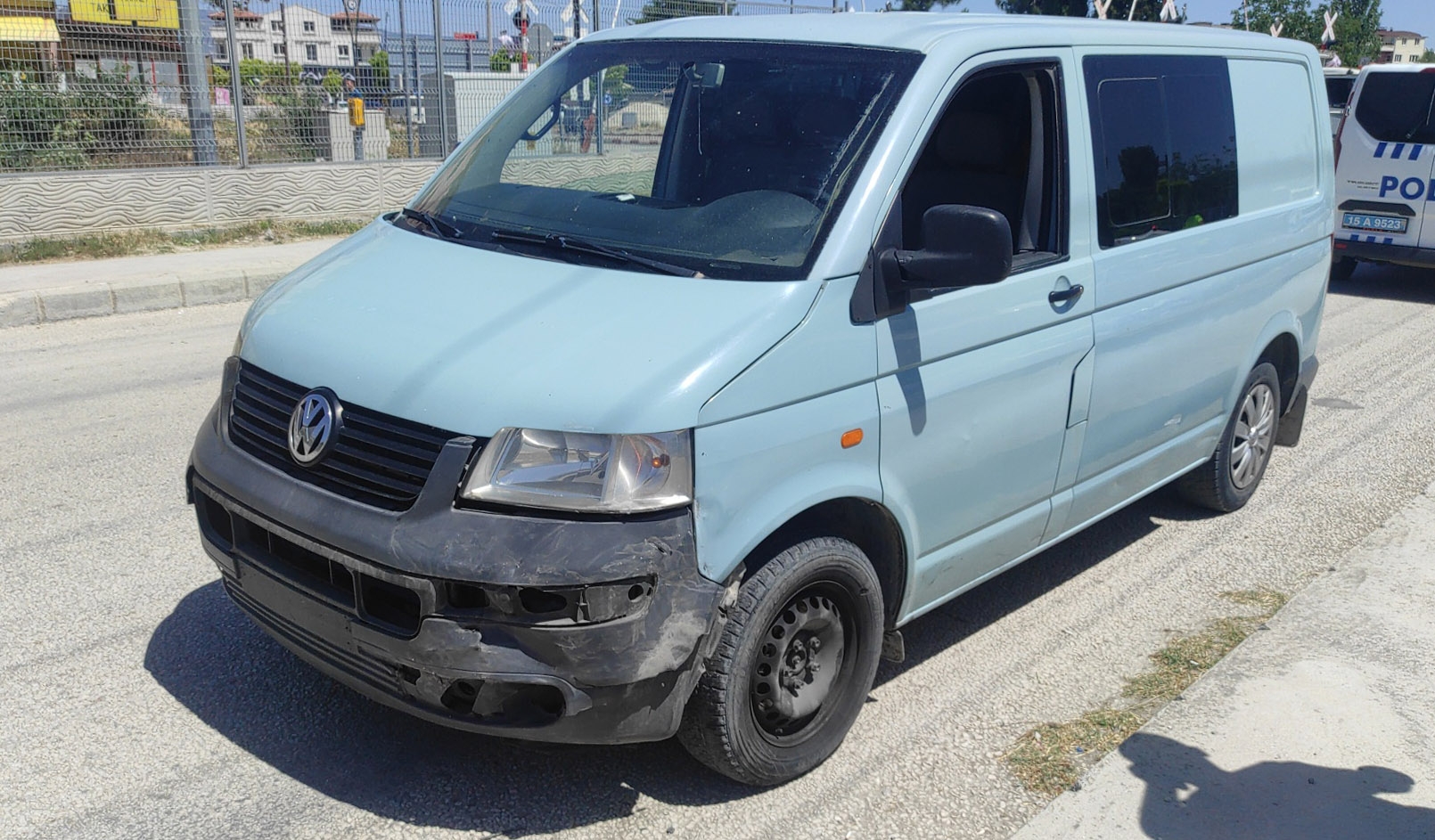 Otomobille minibüs çarpıştı: 3 yaralı