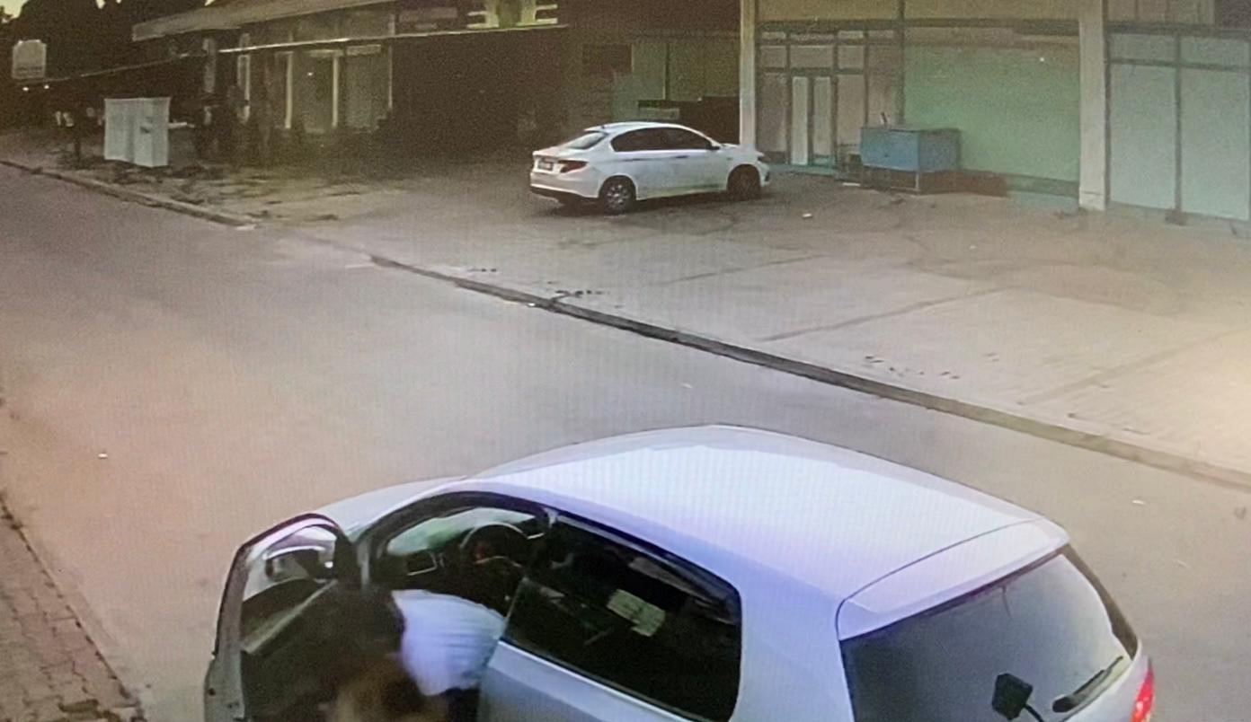 Pansiyona giremeyince yavru köpeği götürdü