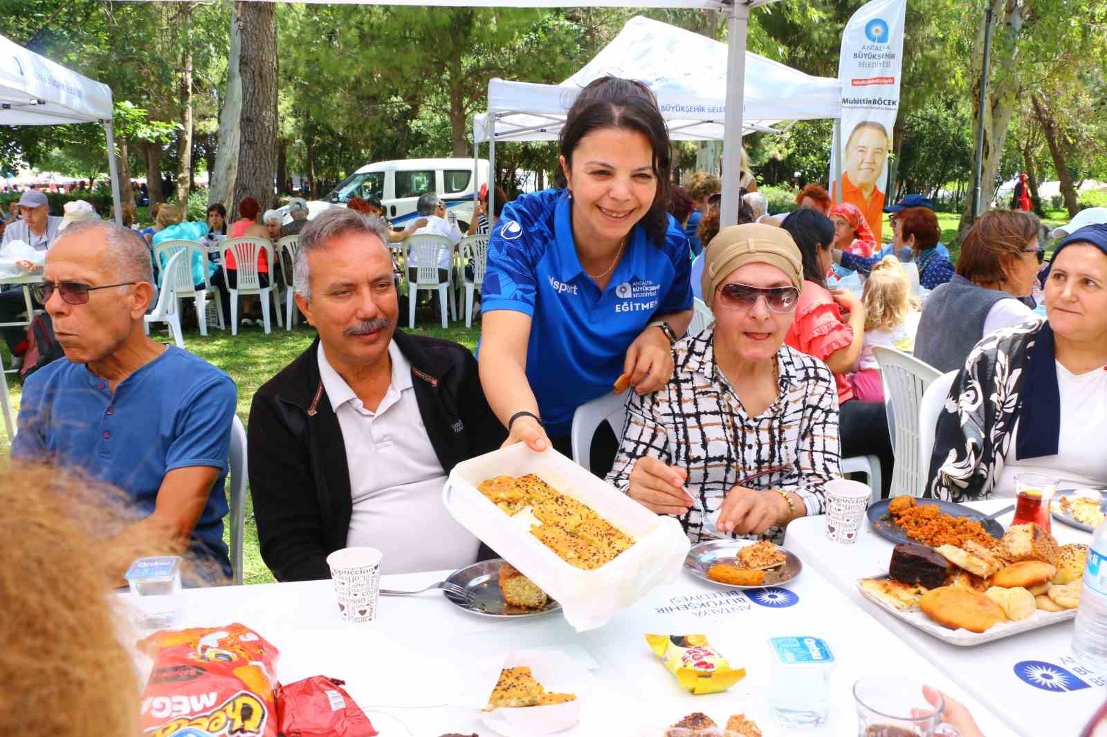 Parkinson hastaları piknikte buluştu