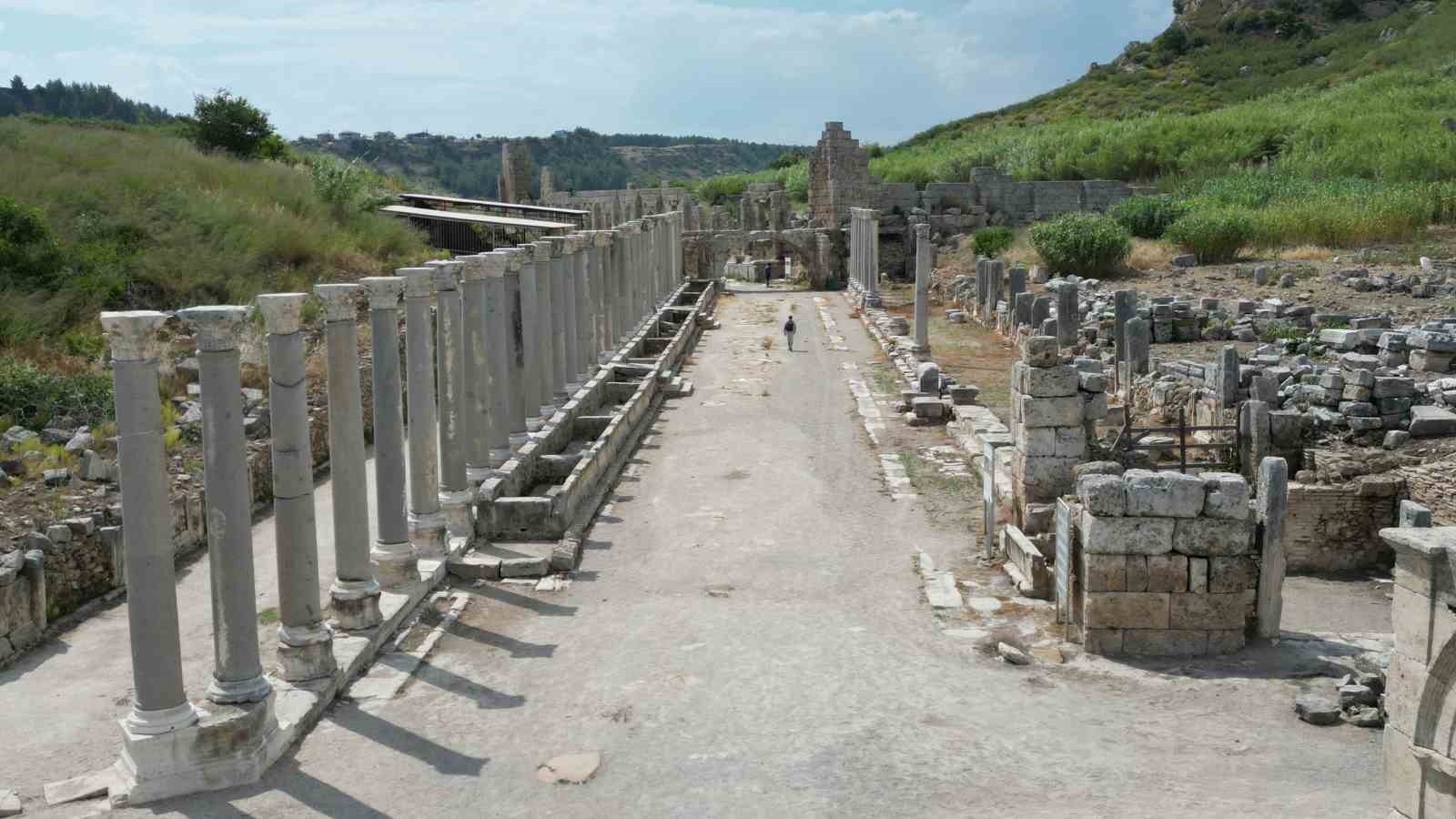 Perge Antik Kenti'nde Bin 800 Yıl Sonra Kestros Çeşmesi Suyla Buluşacak