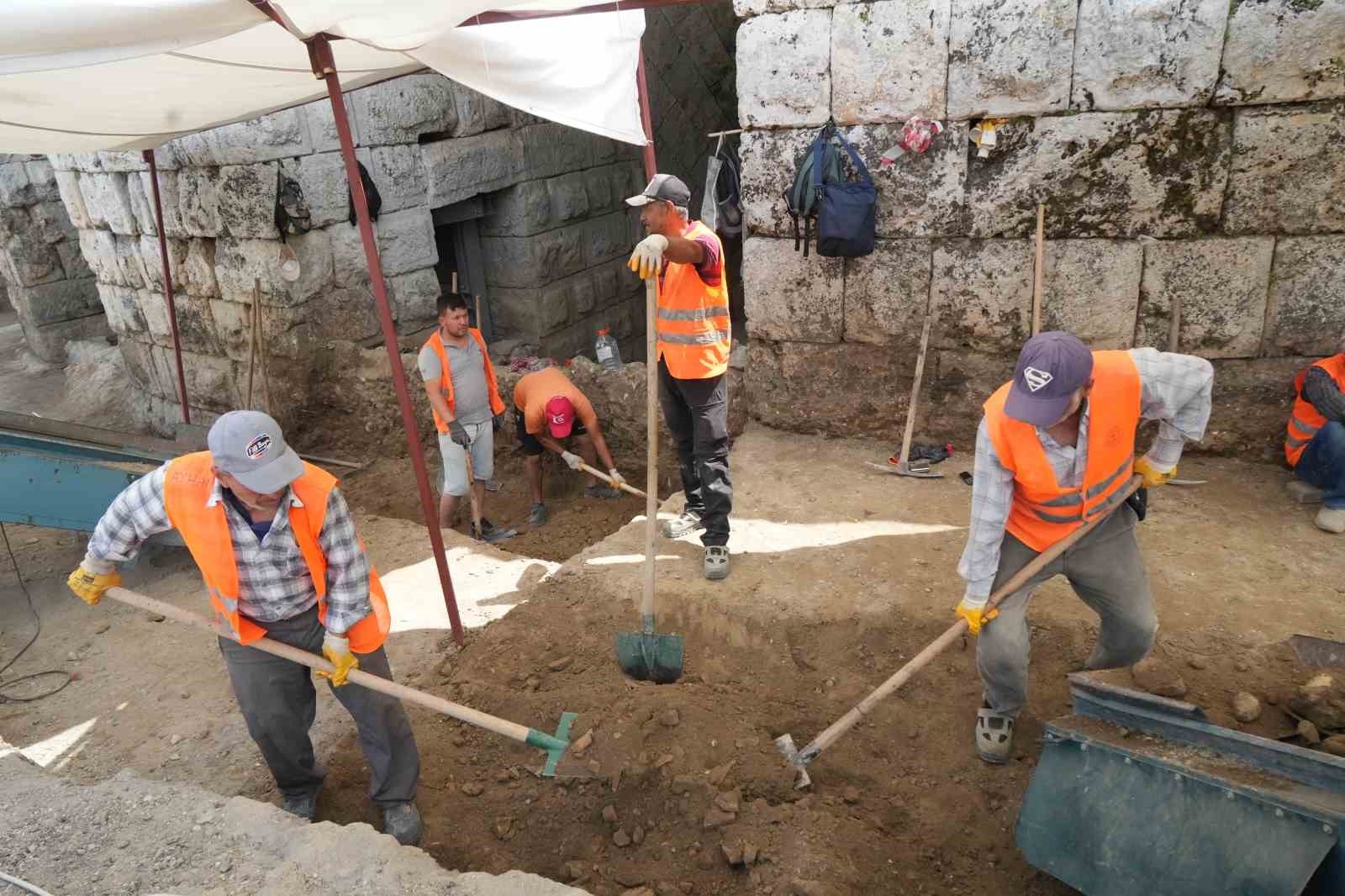 Perge Antik Kenti'nde Bin 800 Yıl Sonra Kestros Çeşmesi Suyla Buluşacak
