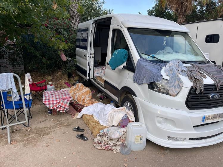 Plaj işletmecisi tatilcilerin bıraktığı çöpe sitem etti, kendi elleriyle temizledi