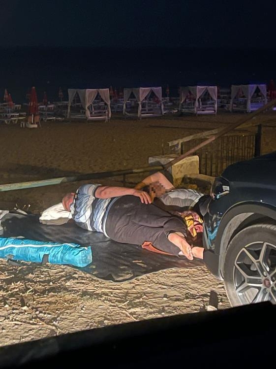 Plaj işletmecisi tatilcilerin bıraktığı çöpe sitem etti, kendi elleriyle temizledi