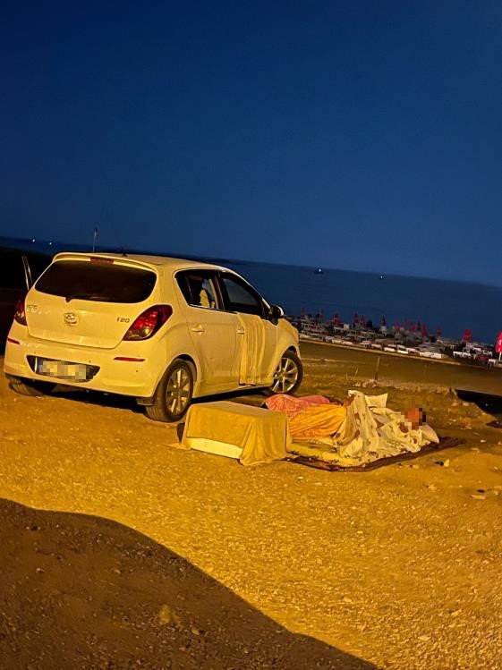Plaj işletmecisi tatilcilerin bıraktığı çöpe sitem etti, kendi elleriyle temizledi