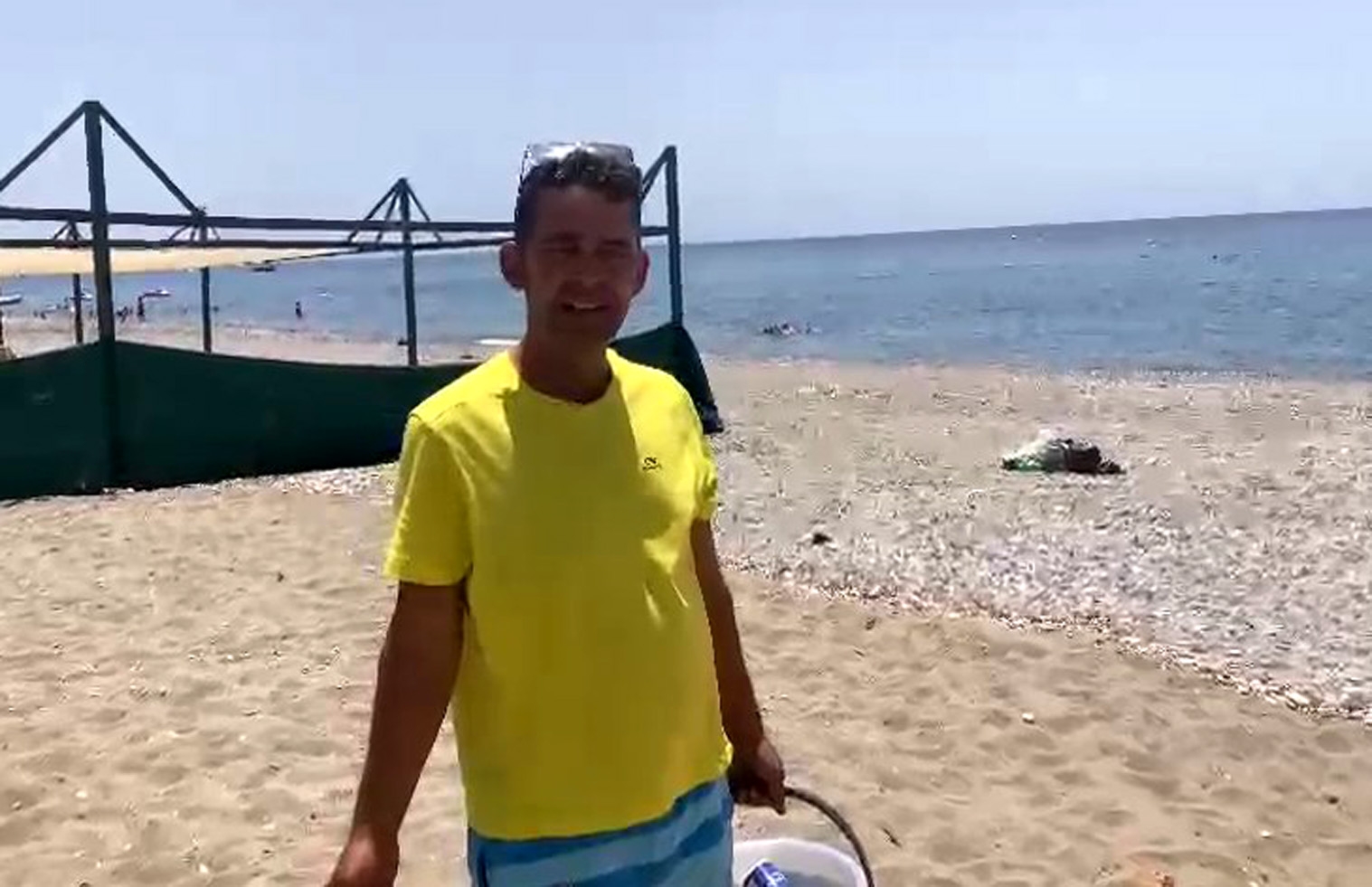 Seyyar satıcı, sahilde gördüğü deniz kaplumbağası yuvalarını korumaya aldırdı