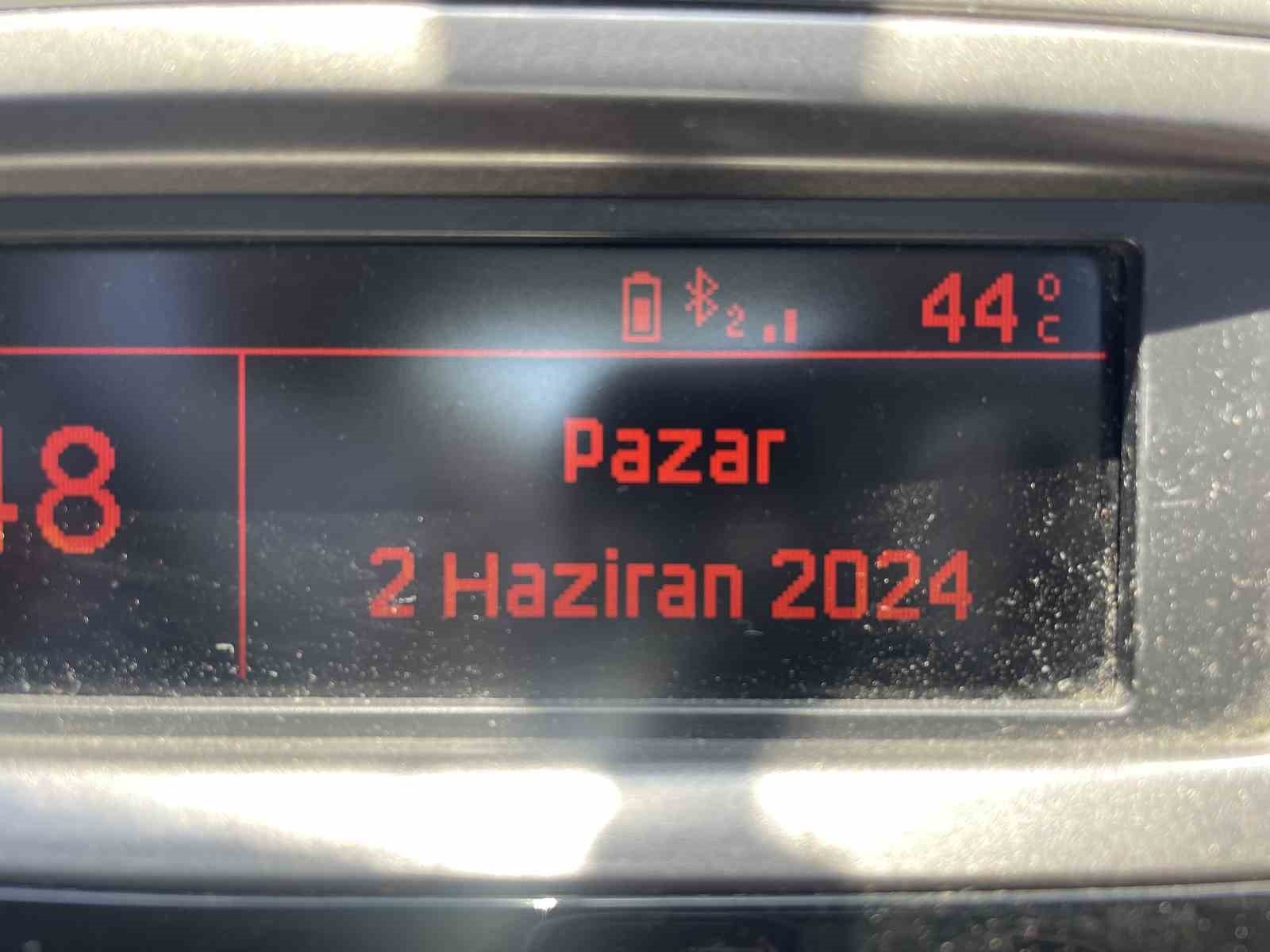 Sıcaklık rekor seviyeye ulaştı, termometreler 44 dereceyi gösterdi