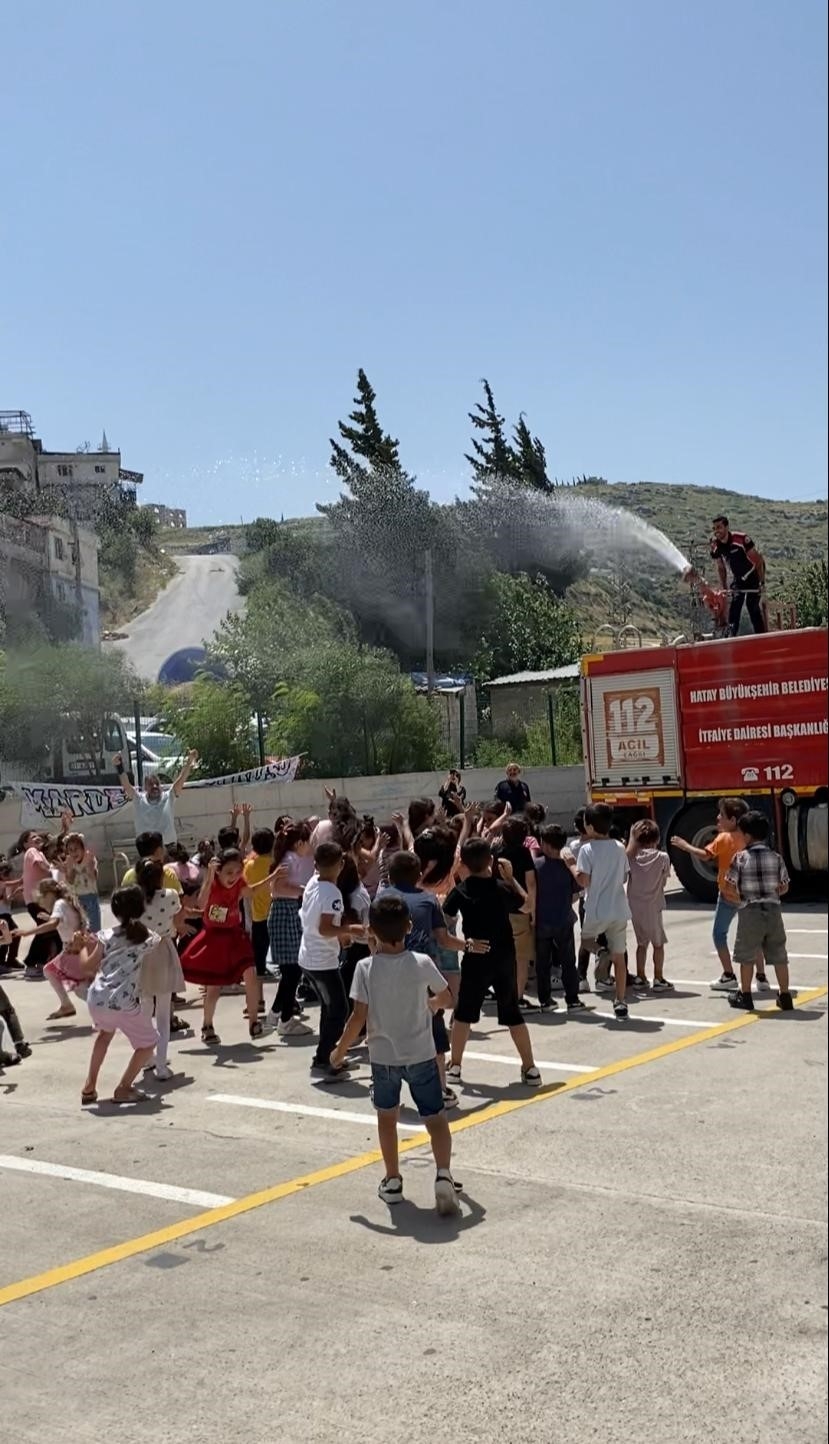 Sıcaktan bunalan öğrenciler, itfaiye ekiplerinin sürpriziyle serinledi