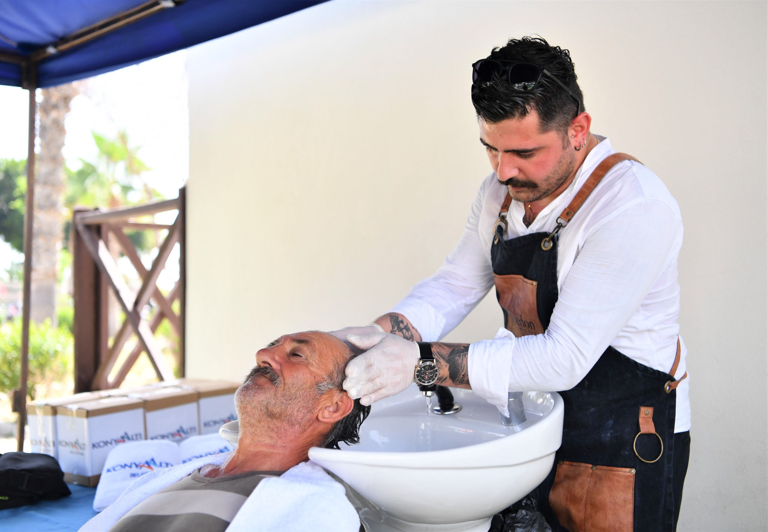 Sokakta yaşayanlara bayram tıraşı