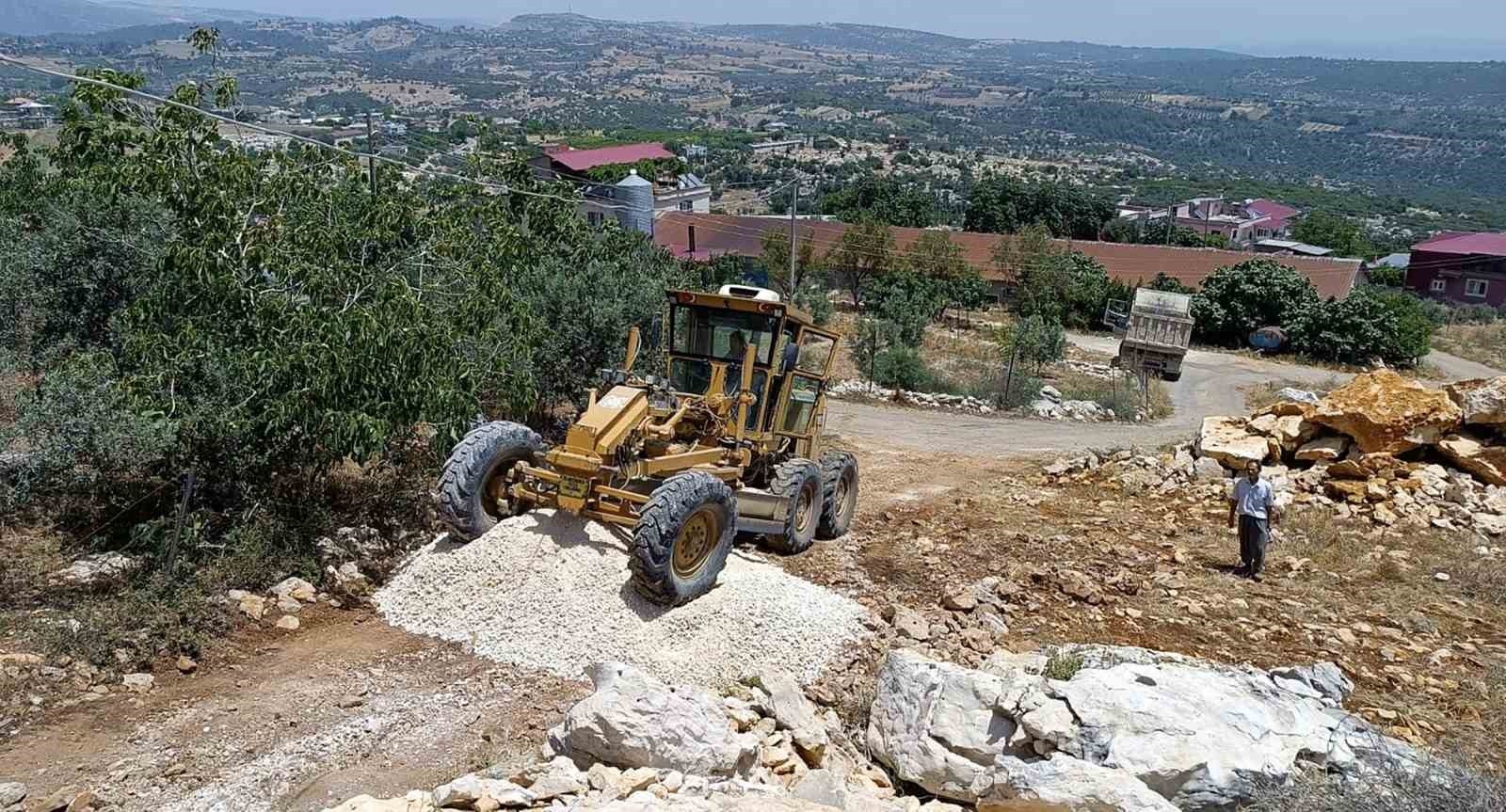 Tarsus'ta köy yolları yenileniyor