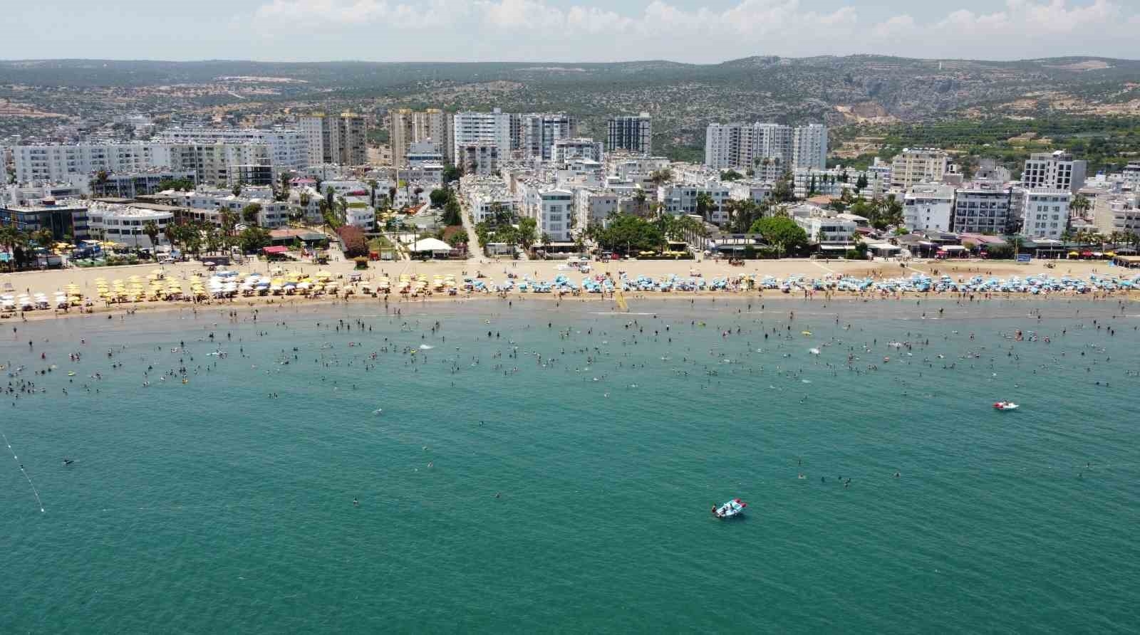 Tatilciler Mersin'e akın etti, sahiller doldu