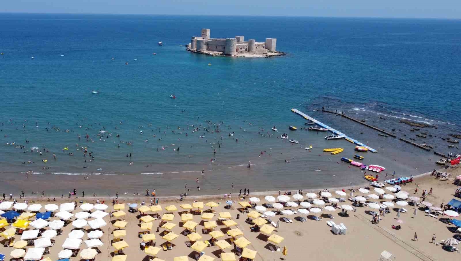 Tatilciler Mersin'e akın etti, sahiller doldu