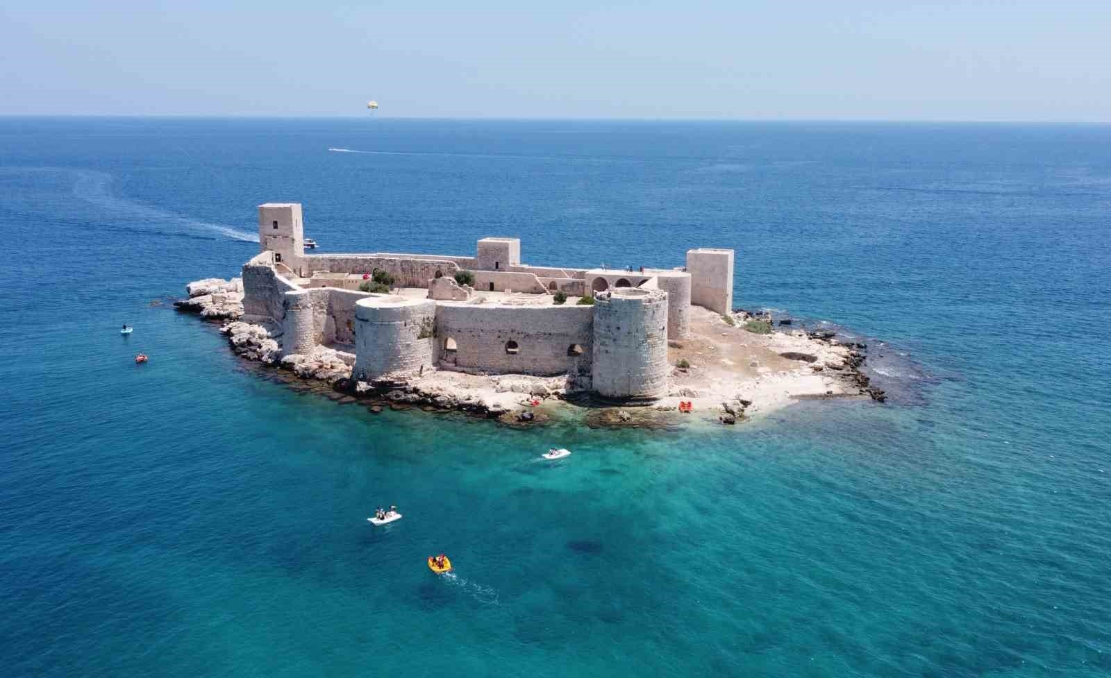 Tatilciler Mersin'e akın etti, sahiller doldu