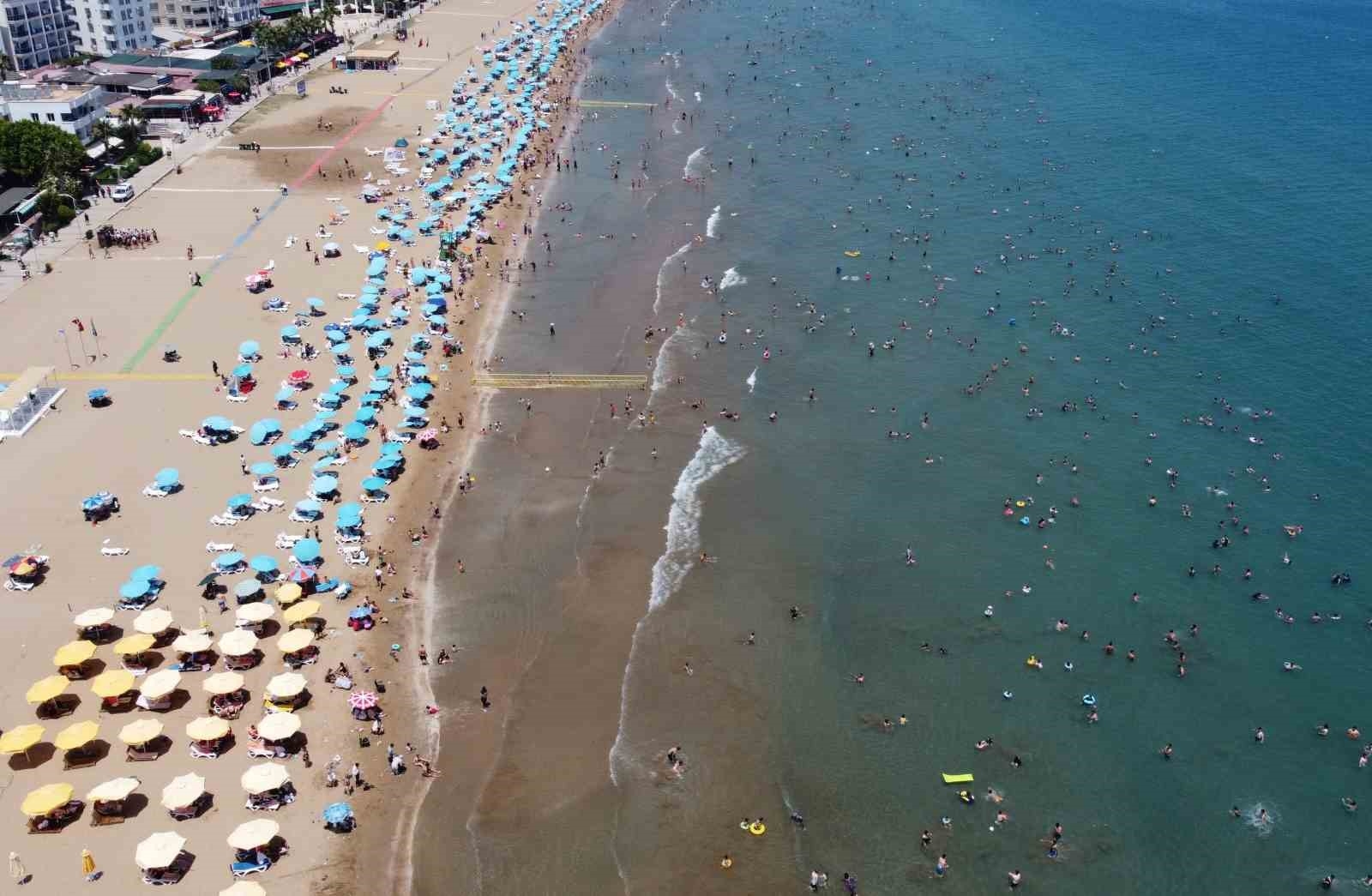 Tatilciler Mersin'e akın etti, sahiller doldu