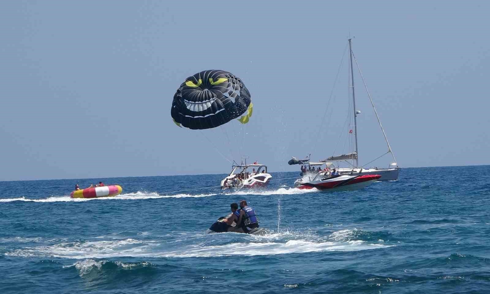 Tatilciler Mersin'e akın etti, sahiller doldu