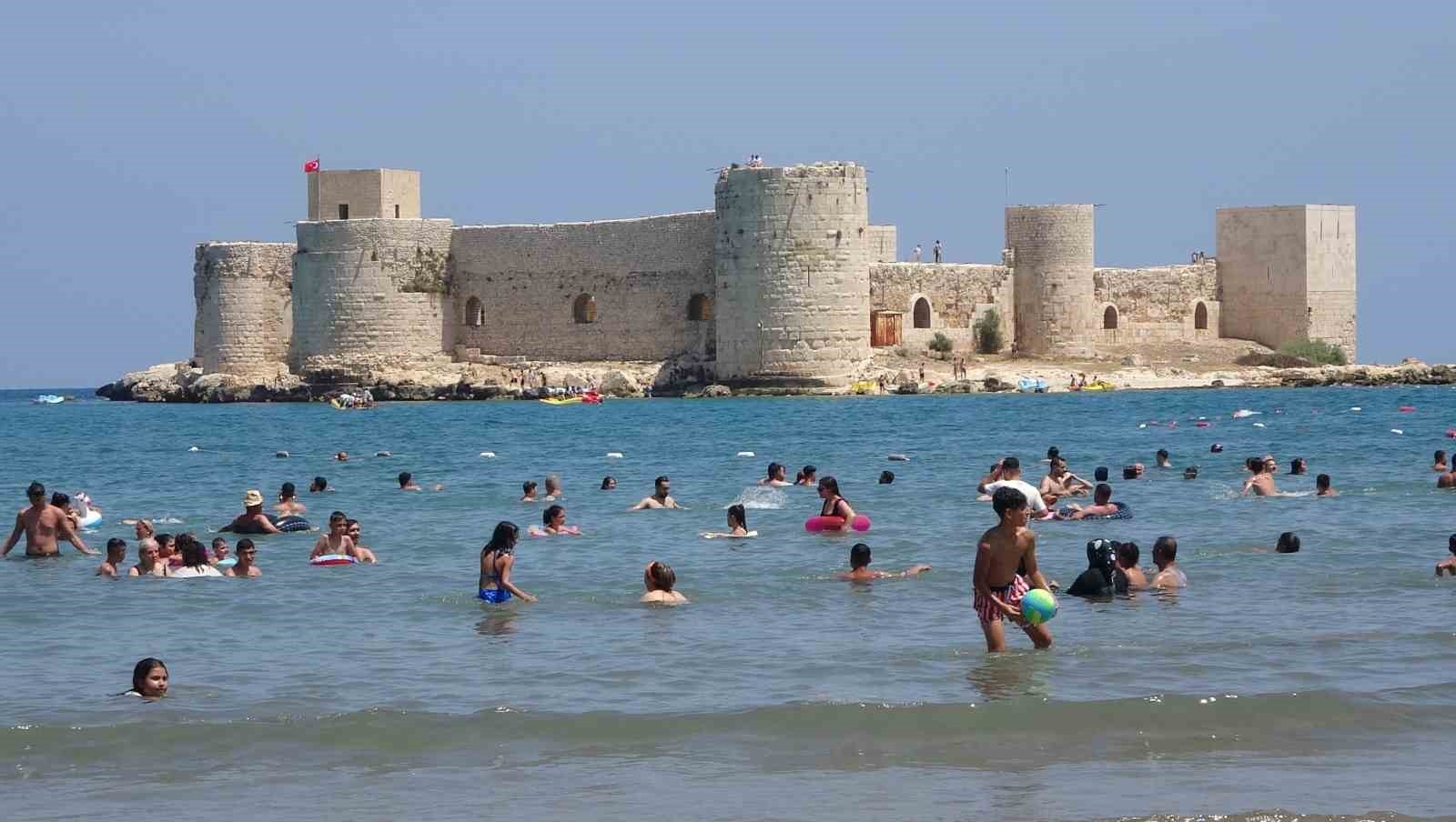 Tatilciler Mersin'e akın etti, sahiller doldu