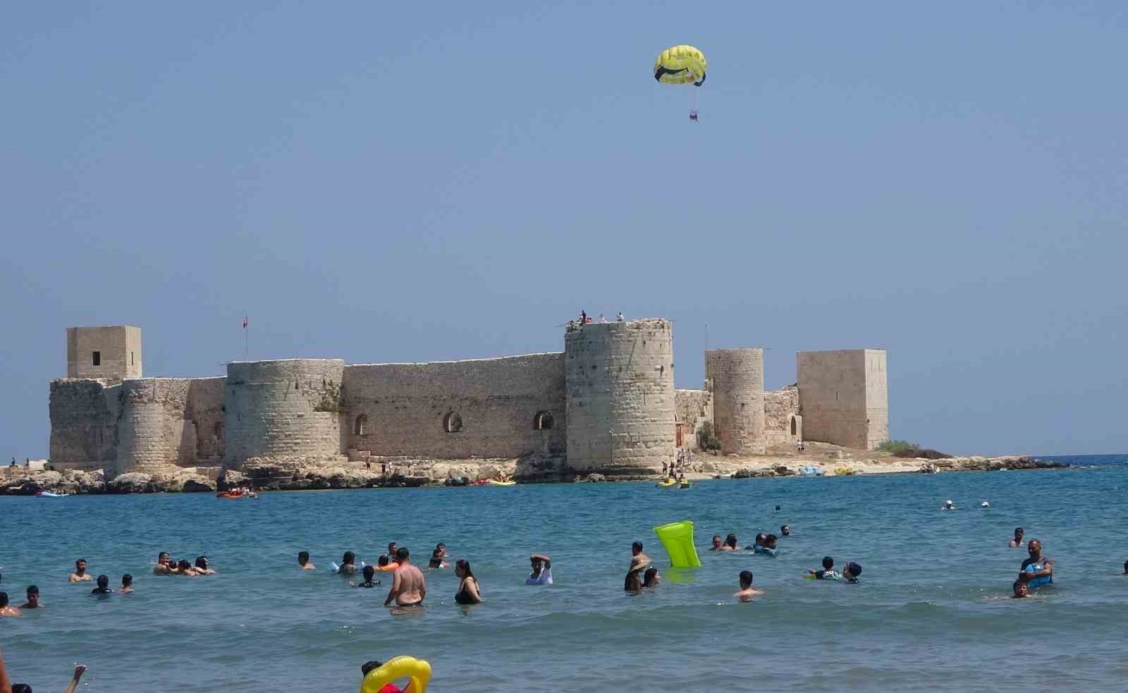 Tatilciler Mersin'e akın etti, sahiller doldu